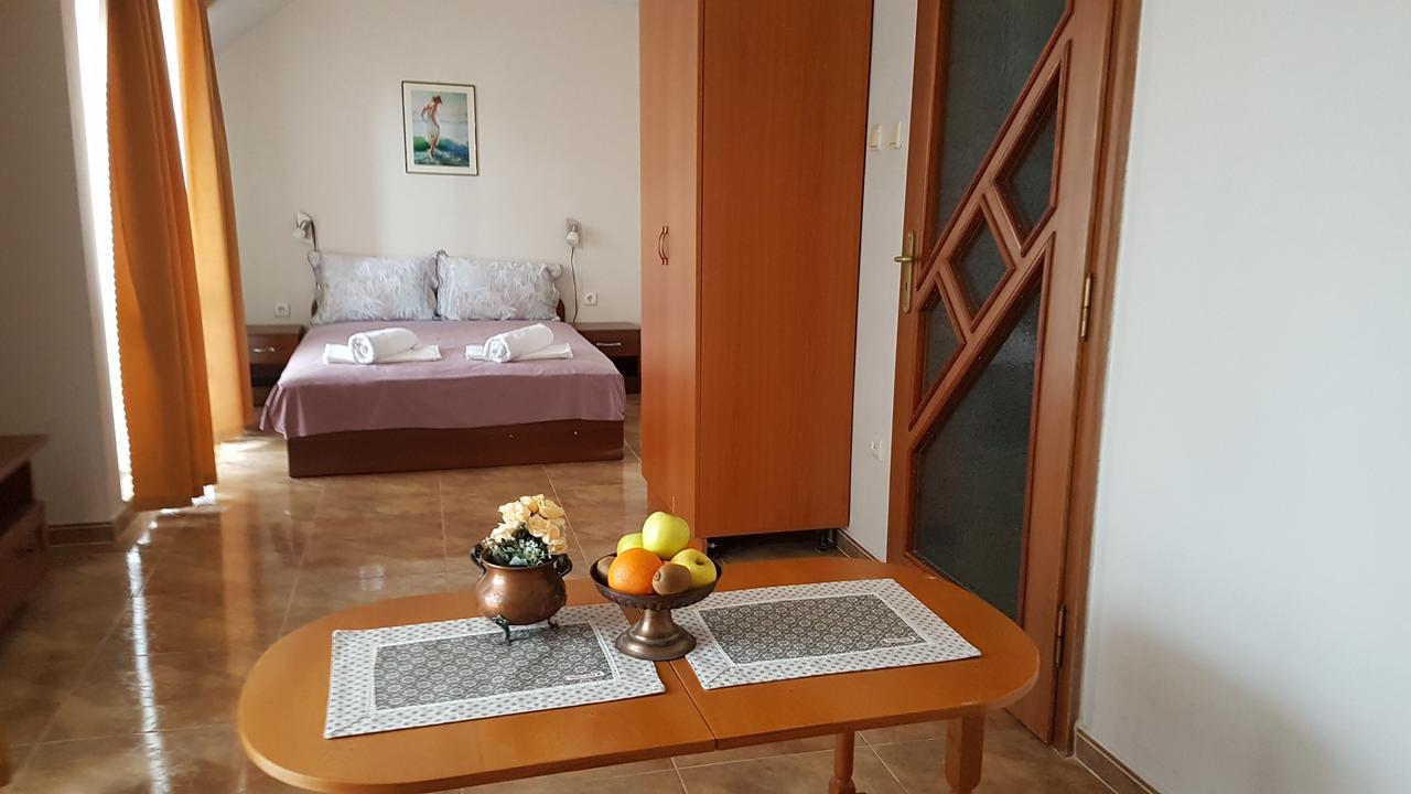 Tashevi Apartments Pomorie Eksteriør bilde